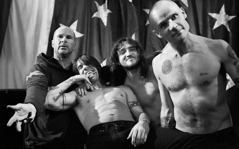 Антони Кидис из Red Hot Chili Peppers шокирует: видео с насильственным поцелуем с журналисткой вновь стало популярным