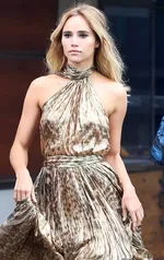 Суки Уотерхаус в смелом черном смокинге с эффектным вырезом на Met Gala: все взгляды прикованы к ней
