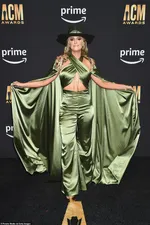 Красная дорожка ACM Awards 2025: Реба Макинтайр, ЛиАнн Раймс и другие звезды