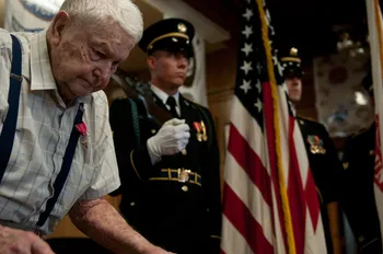 Ветеран Второй мировой войны, достигший 100 лет, получил почетный аттестат старшей школы десятилетия спустя после призыва