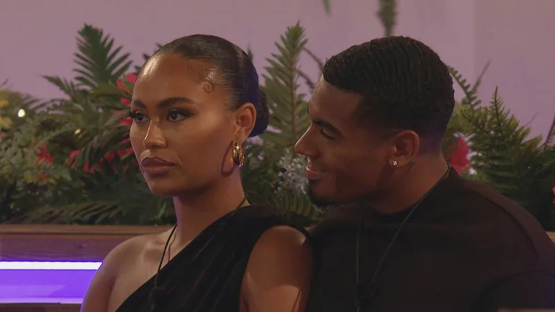 Элла Томас из Love Island подтвердила новый роман с футболистом: трогательные моменты в их отношениях