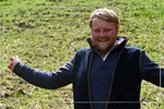 Звезда "Фермы Кларксона" Калеб Купер объявил о рождении третьего ребенка и поделился милым снимком с его именем
