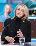 Лесли Эш, 65 лет, появилась на публике с розовой тростью: редкий выход в свет