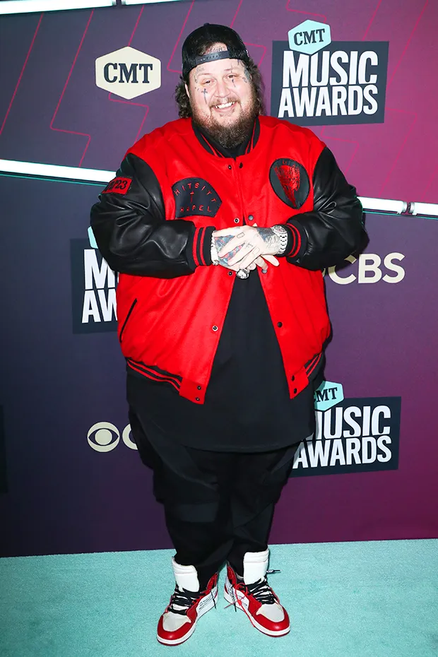 На CMT Awards 2024 Jelly Roll получил главные награды, посмотрите полный список победителей