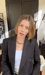 Джессика Бил в черном бралетте и пиджаке привлекает внимание на фоне гламурной коллеги Элизабет