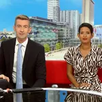 Нага Мунчетти в стильном обтягивающем синем платье покидает студию BBC Breakfast, игнорируя «неуместные» комментарии Дэвида Джейсона