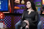 Шарли XCX вышла замуж: певица в белом мини-платье и солнцезащитных очках на свадьбе с Джорджем Дэниелом из The 1975, но Матти Хили не пришел