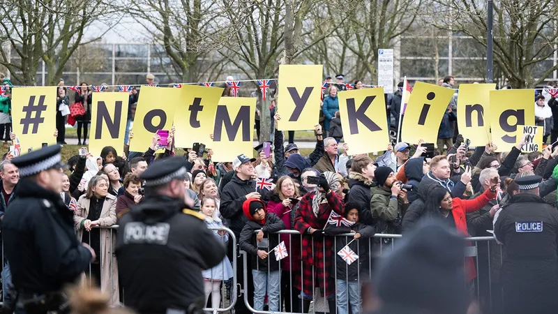 Толпа с надписью 