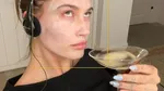 Хейли Бибер позирует топлес с мартини в отеле Нью-Йорка, вдали от Джастина: самые смелые кадры