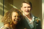 Звезда "Hollyoaks" вышла замуж за бизнесмена, с которым познакомилась в самолете, на глазах у коллеги по сериалу
