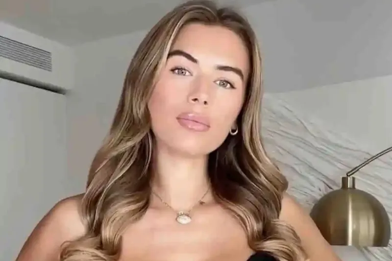 Арабелла Чи демонстрирует растущий животик во время тренировки в спортзале