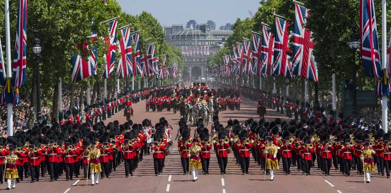 Смотрите лучшие фотографии с парада Trooping the Colour, включая первое появление Кейт Миддлтон с Рождества