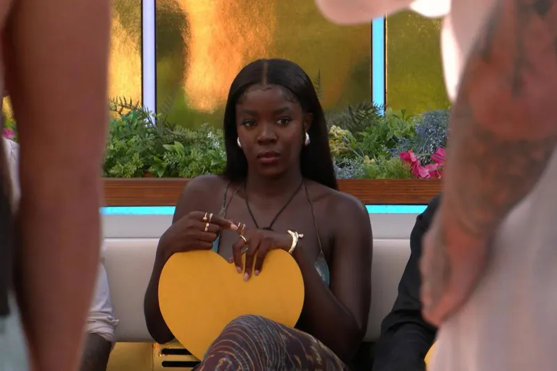 Шакира из Love Island провоцирует конфликт и получает предупреждение «держись в рамках» за флирт с парнями
