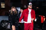 Тейлор Свифт в роскошных серьгах за $36,000 и кристаллическом комплекте Gucci за $6,000 на прогулке с Селеной Гомес
