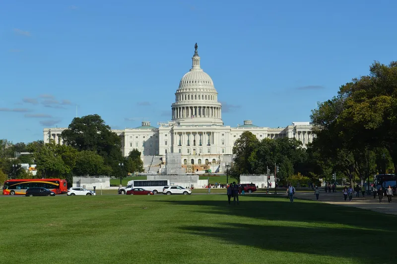 В Белом доме опубликовано фото Винса Вона и Трампа в Овальном кабинете