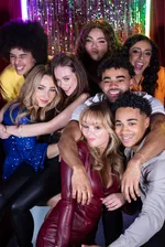 Звезда Hollyoaks Никки Сандерсон демонстрирует подтянутое тело в мини-бикини на солнце в Майорке после ухода из сериала