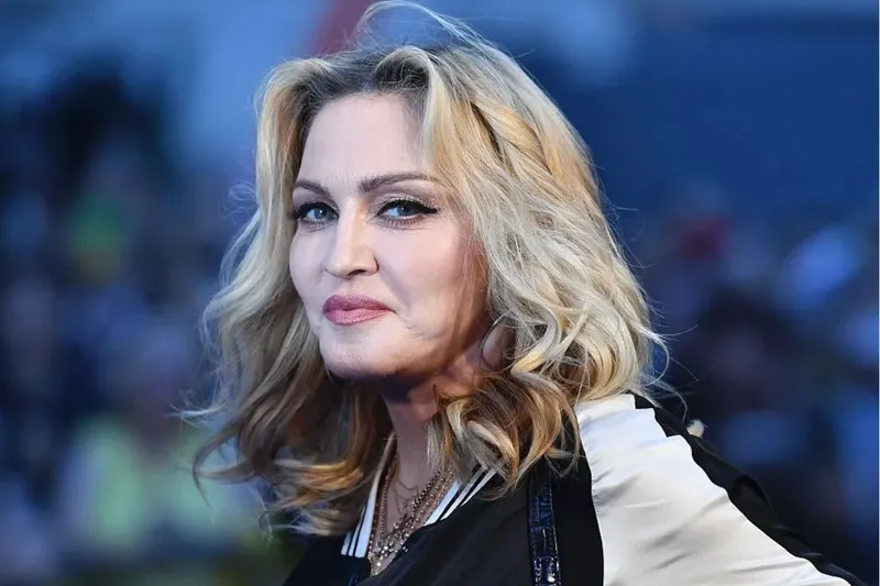 Мадонна приветствует своих двоюродных братьев, которых не видела много лет, на концерте в Тампе