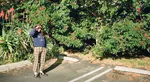 Лорд раскрывает детали отношений с разницей в возрасте, появившись без макияжа в откровенном бюстгальтере