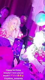 Сидни Суини в эффектном шортах-смокинге отвечает хейтерам на критику