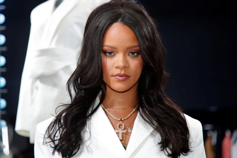 Рианна демонстрирует соблазнительные формы в откровенной фотосессии Fenty перед третьей беременностью