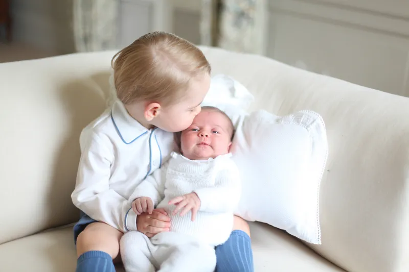 Крестными родителями принцессы Шарлотты являются друзья детства принца Уильяма и двоюродная сестра принцессы Кейт