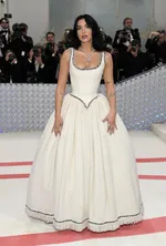 Met Gala 2025: Дуа Липа и Каллум Тёрнер демонстрируют любовь на красной дорожке, показывая обручальное кольцо