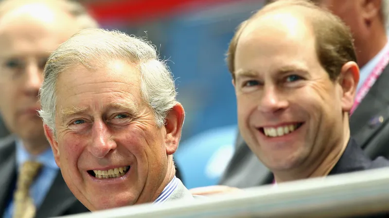Изменяющиеся отношения короля Чарльза с принцами Уильямом и Гарри на фоне семейных потрясений