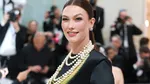 Карли Клосс впервые показала беременный живот на Мет Гала 2025 в платье с глубоким вырезом и разрезом до бедра