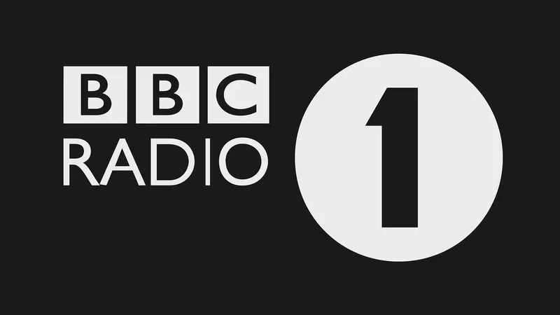 Звезда BBC Radio 1 выглядит непризнаваемо с опухшим и синяками лицом после процедуры по уходу за волосами