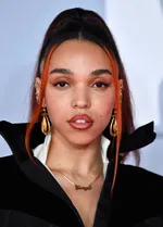 FKA twigs в откровенном виде представила новый музыкальный клип "Drums Of Death"