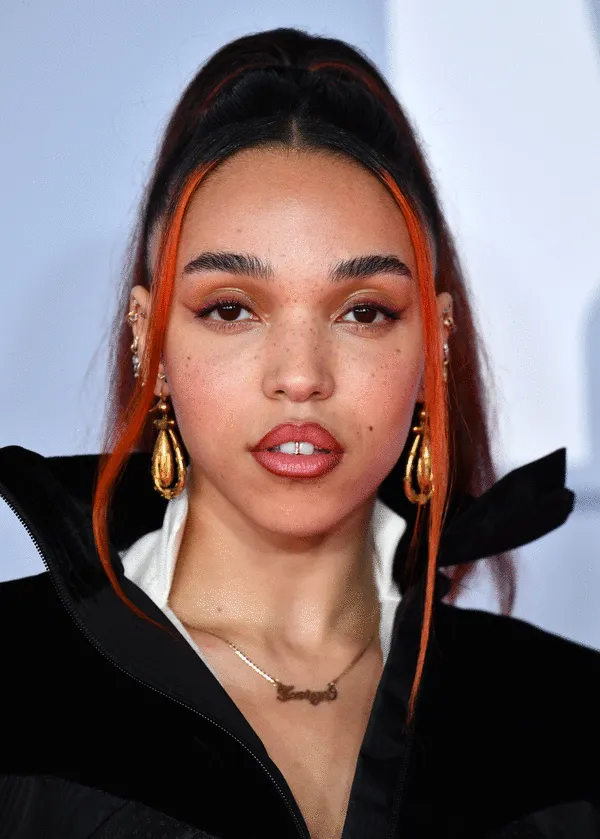 FKA twigs в откровенном виде представила новый музыкальный клип 