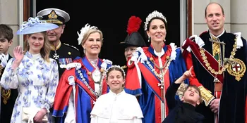 Королева Камилла и Софи, герцогиня Эдинбургская, одеты в одинаковые пудрово-голубые наряды, когда они присоединяются...
