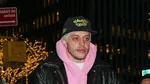 Пит Дэвидсон раскрывает шокирующую семейную трагедию и демонстрирует новый образ на сцене