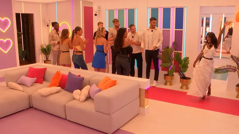 Фанаты Love Island в шоке: ТРОЕ участников тайно отправились в укромное место с другими звездами шоу