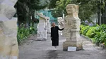 Софи, герцогиня, в образе от Виктории Бекхэм: стильные наряды и шикарные туфли на каблуках в саду
