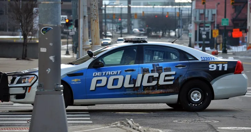 Полиция Детройта ищет информацию после того, как мужчина был найден смертельно раненным внутри джипа