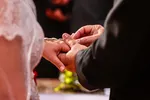 Сестра жениха предает доверие невесты, транслируя свадьбу его бывшей через интернет