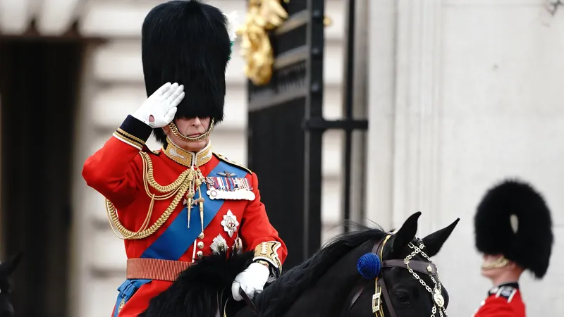 Король Чарльз примет участие в церемонии Trooping The Colour в карете вместо верхом на лошади