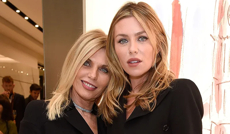 Платье Abbey Clancy с глубоким вырезом на спине и спереди просто феноменально