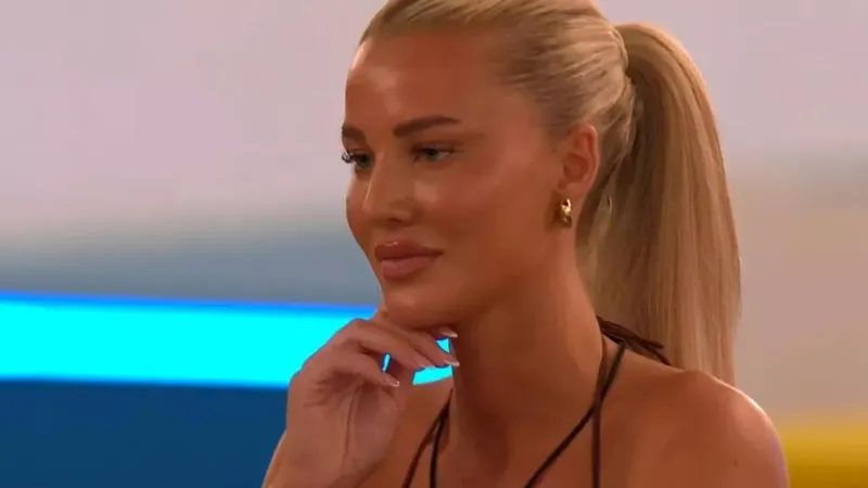 Грейс Джексон из Love Island в потрясающем многоцветном платье на вечеринке с подругой Харриет