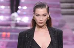 Белла Хадид демонстрирует новый блондинистый образ, выбирая смелый стиль без бюстгальтера в консервативном наряде