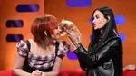Собака Деми Мур Пилаф в стильном образе на Met Gala
