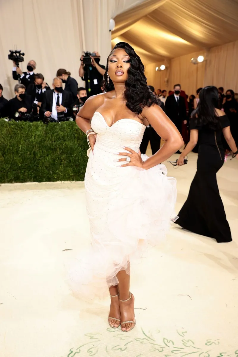 Меган Ти Сталлион игнорирует запрет на Met Gala и становится кулинарным критиком: обзор вкусных закусок этого года