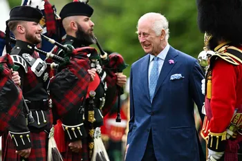 Король Чарльз начинает сокращенную королевскую неделю в Шотландии с древней традиции перед важными выборами в Великобритании
