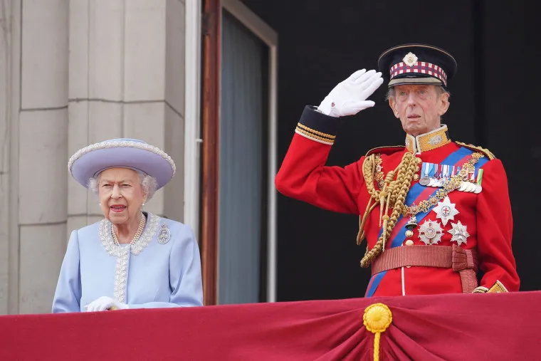 Герцог Кентский едет вместе с герцогиней Эдинбургской на трогательной церемонии Trooping the Colour без своей жены, герцогини Кентской