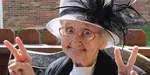 87-летняя бабушка утверждает: «Жизнь слишком коротка, чтобы играть в безопасность», и делает татуировку с внучкой
