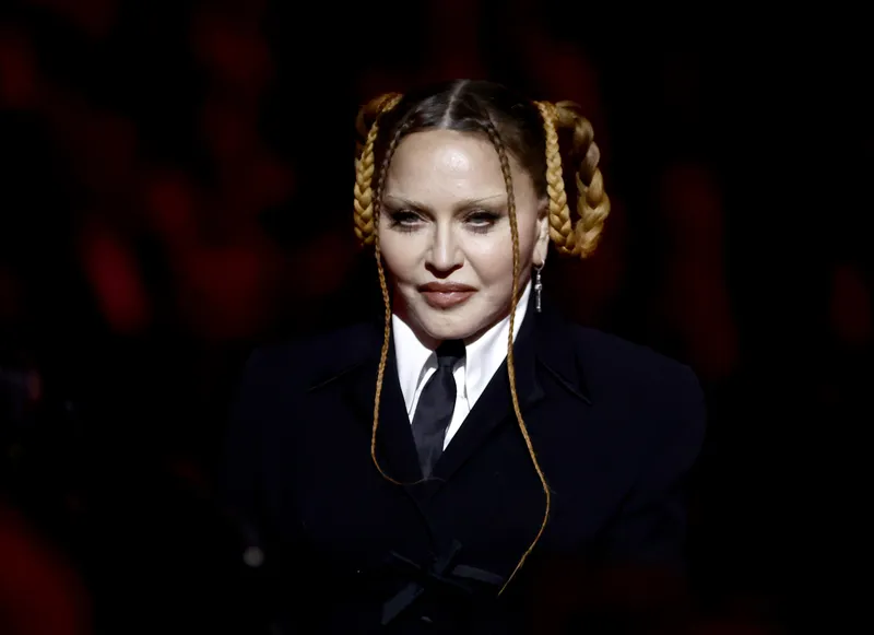 Мадонна, 65 лет, позирует в красном и черном белье, становясь на четвереньки, чтобы показать свою попу на концерте Рока...