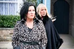 Эмоциональная реакция Джесси Уоллес на возвращение дочери по сериалу Мишель Райан в "EastEnders" после 20 лет отсутствия в семье Слейтеров