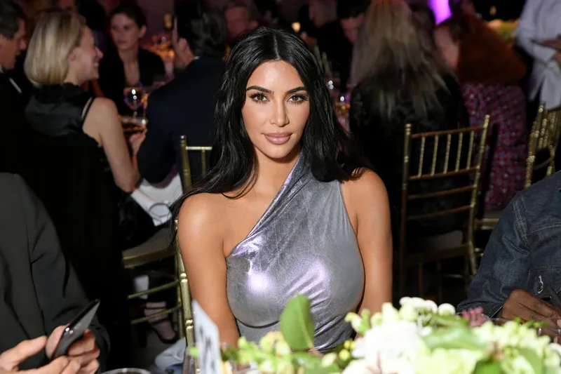 Ким Кардашьян раскритиковали за покупку культового наряда Джанет Джексон за $25 тысяч на аукционе