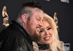 Жена Jelly Roll, Bunnie XO, шутливо "прибивает" его после потери 90 килограммов веса